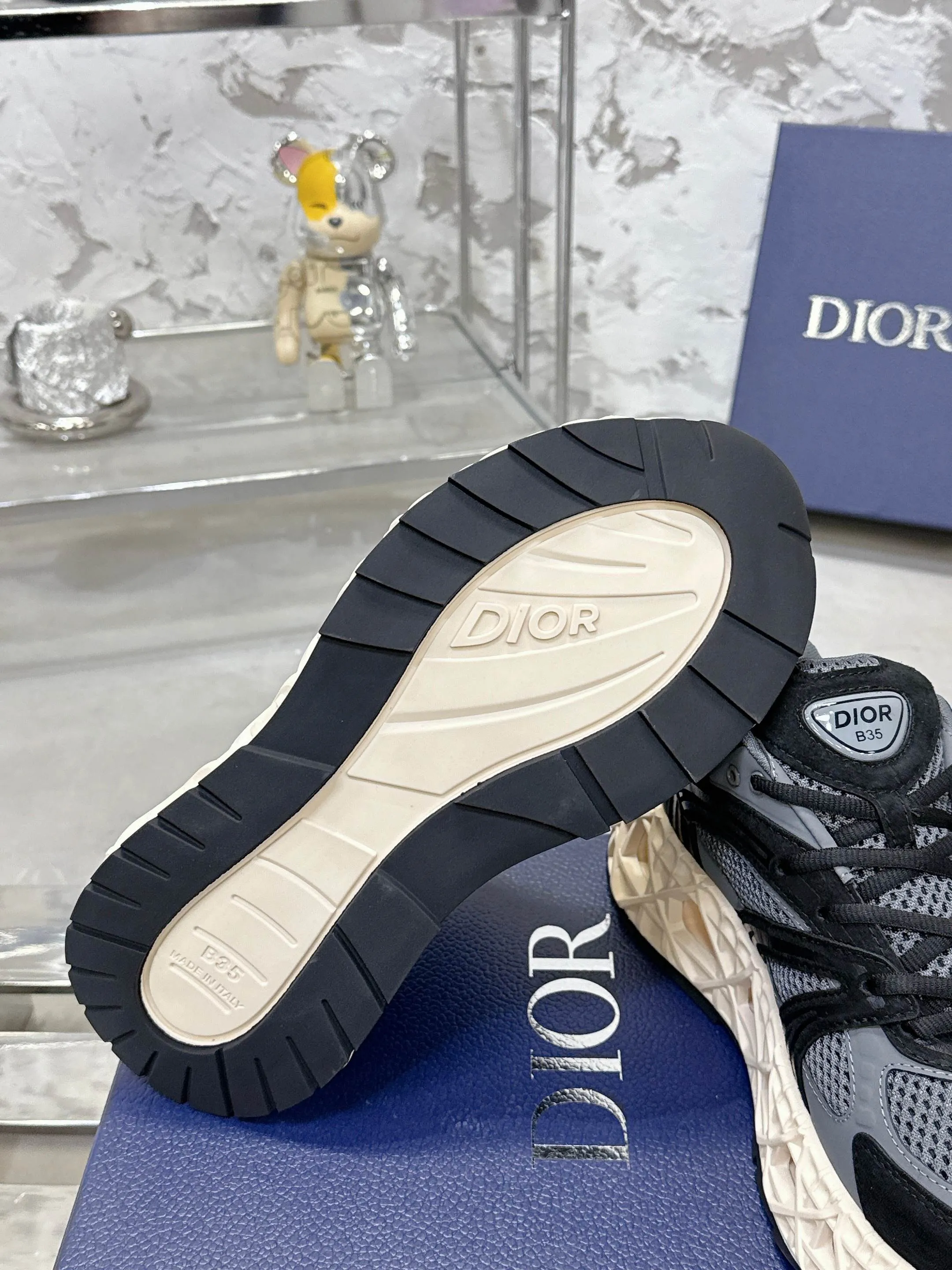 Factory price 780💰 Top version! ! ! Dior (B35) DIOR spring and summer men's wear show, the show was held at the Valle de Grasse School in Paris. Kim Jones drew inspiration from the works of South African artist Hylton Nel. The details of the shoes, clog soles and tribal elements, cleverly blended luxury craftsmanship and practicality, with fresh childishness and bright temperament, creating a new season hot spot. Dior KAWA Dior co-branded casual sports shoes reinterpret running shoes with Dior's high-end style. B35 is made of fine-textured leather and mesh fabric materials. It can be worn in all seasons, is comfortable and breathable, and has multiple lines on the shoe body to outline details. It has a full retro three-dimensional feel and can create a casual look all year round! Fabric: Cowhide/customized cloth material Lining: Imported breathable mesh Outsole: Original molded outsole Size: 39-46 (customized at 45.46)